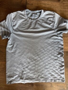YXL Under Armour Short-Sleeve Performance -Loose fit